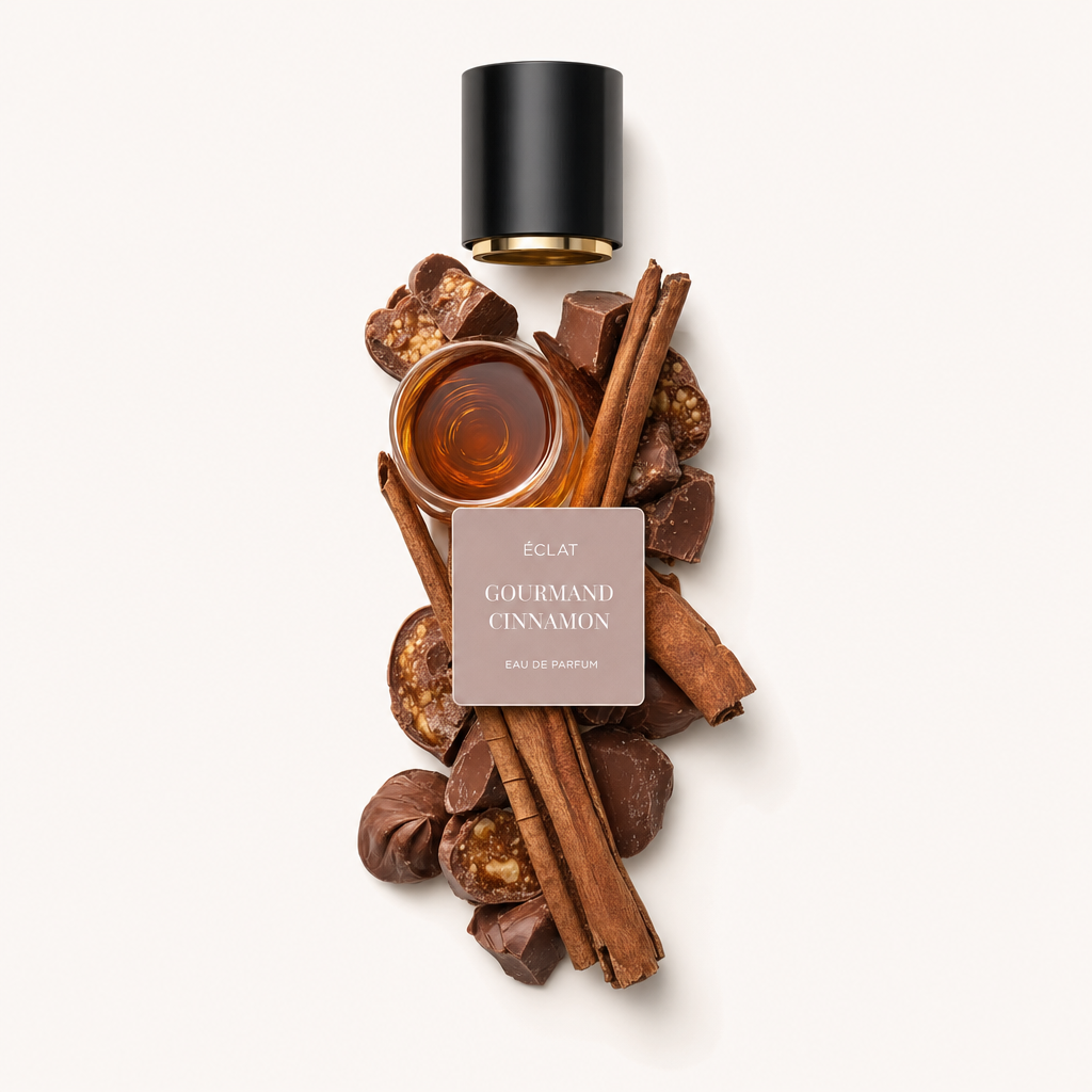 Una natura morta accuratamente disposta di ÉCLAT Gourmand Cinnamon presenta bastoncini di cannella, pezzi di cioccolato e noci che circondano un piccolo piatto di vetro con liquido. La composizione è coronata da un tappo nero con etichetta.