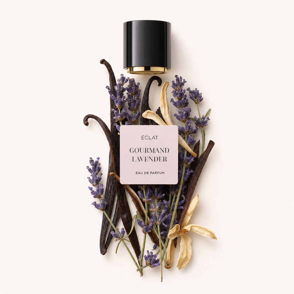 Un arrangiamento di ramoscelli di lavanda, baccelli di vaniglia e petali essiccati circonda un tappo nero con un dettaglio dorato, etichettato ÉCLAT Gourmand Lavender.