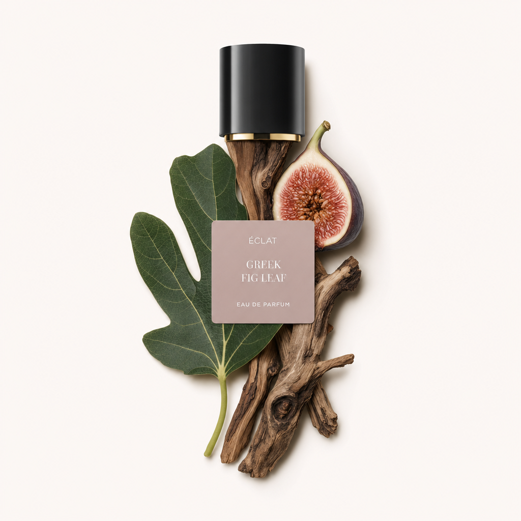 Una composizione di foglie di fico, un fico affettato e legno alla deriva è artisticamente esposta con il tappo nero e l'etichetta di ÉCLAT Greek Fig Leaf sopra.