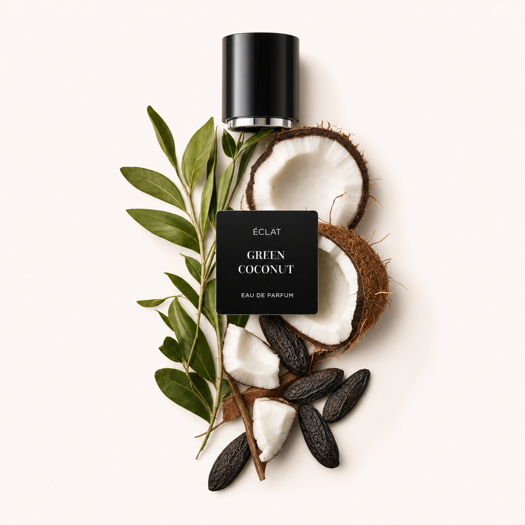 Un arrangiamento di gusci di cocco e foglie circonda un tappo nero con etichetta ÉCLAT Green Coconut.