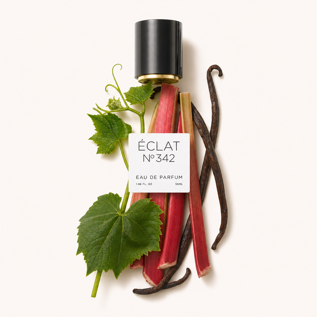 Un arrangiamento di gambi di rabarbaro, baccelli di vaniglia e foglie di vite circonda un tappo nero con etichetta, rappresentando ÉCLAT Green Vanilla.