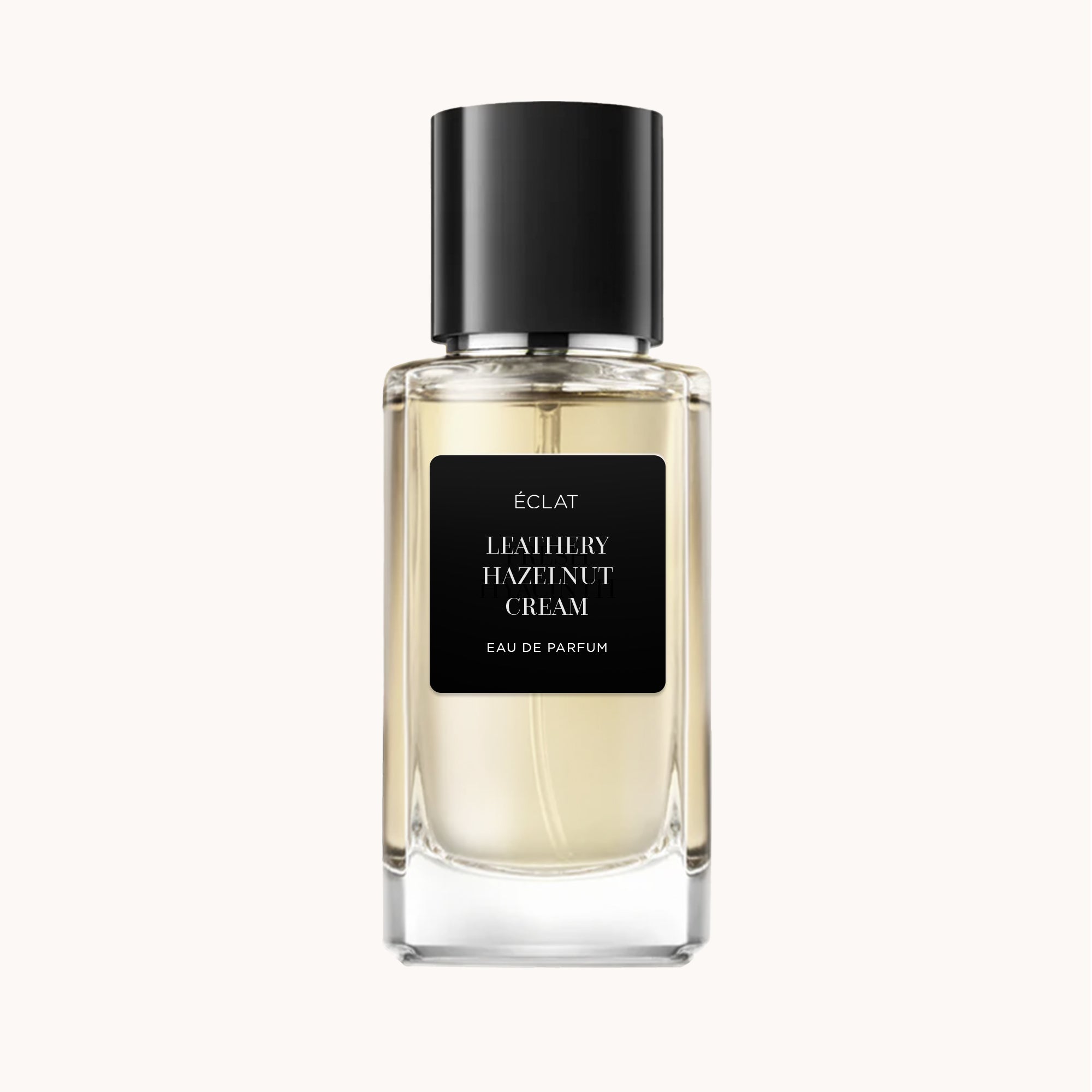 Raffinato flacone in vetro sfaccettato di ÉCLAT Leathery Hazelnut Cream con elegante tappo nero.
