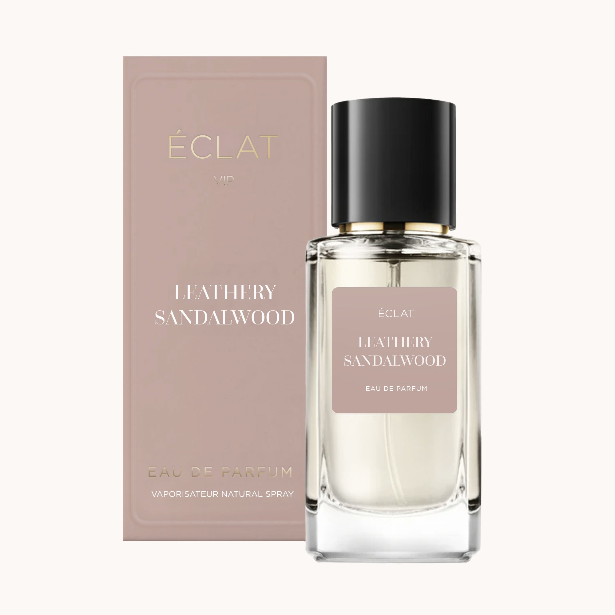 Boccetta di profumo ÉCLAT Leathery Sandalwood in vetro trasparente con tappo nero, accompagnata da una scatola da imballaggio abbinata color rosa cipria.