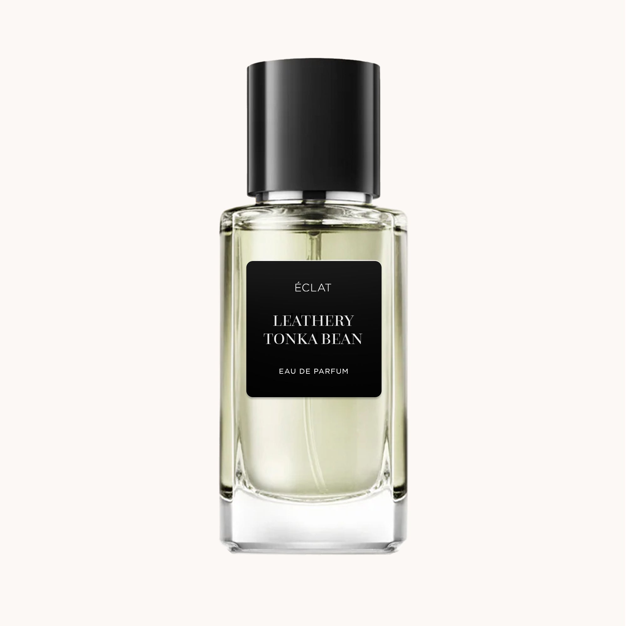 Un flacone di vetro sfaccettato di ÉCLAT Leathery Tonka Bean con etichetta nera opaca e tappo coordinato.