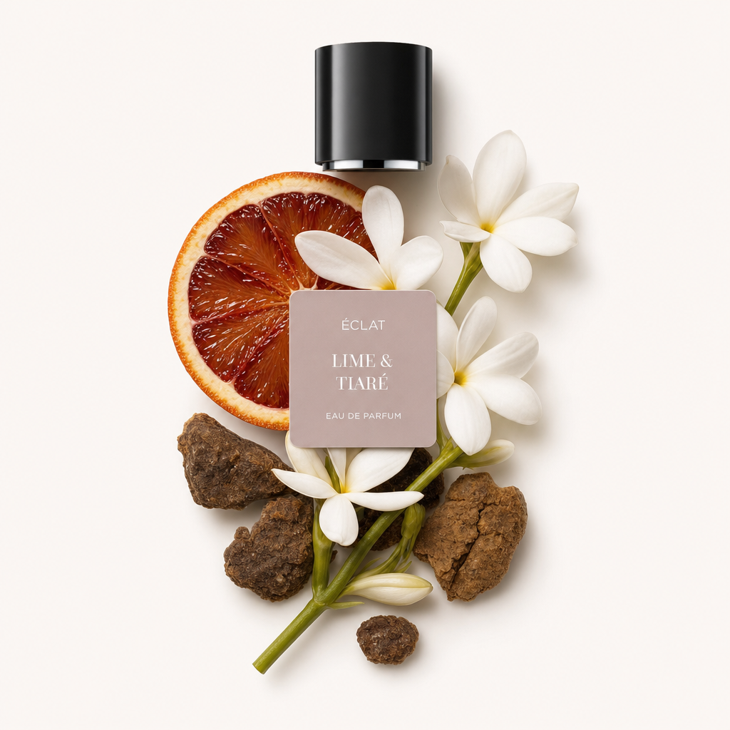 Una composizione di lime, fiori di tiaré e note terrose, con un tappo nero ÉCLAT Lime & Tiaré sopra.