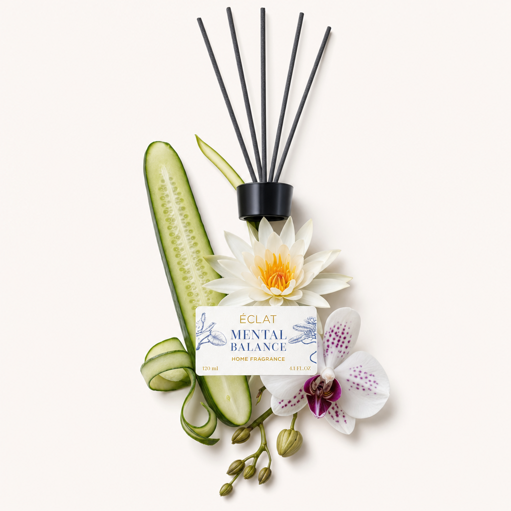 Una composizione di fette di cetriolo, fiori di loto e orchidee circonda un tappo nero con l'etichetta ÉCLAT Mental Balance e bastoncini profumati.