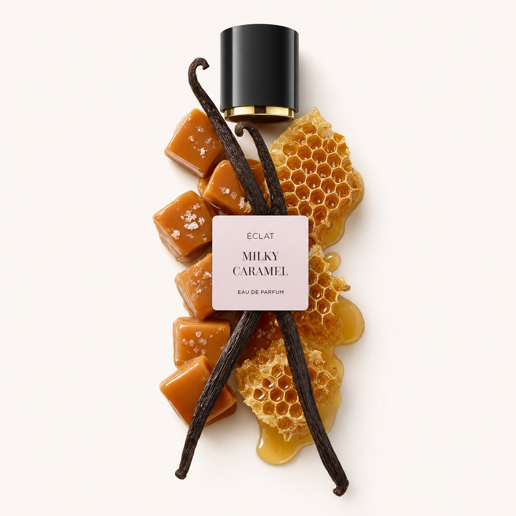 Un arrangiamento di cubi di caramello, baccelli di vaniglia e favo sotto un tappo nero con etichetta rosa ÉCLAT Milky Caramel.