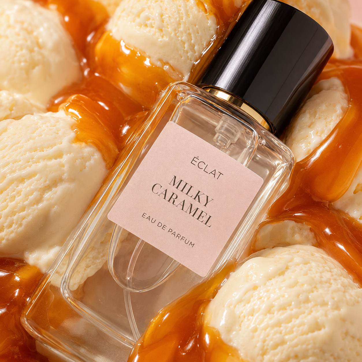 Un flacone di vetro sfaccettato di ÉCLAT Milky Caramel con tappo nero, adagiato su cremosi cucchiai ricoperti di caramello.