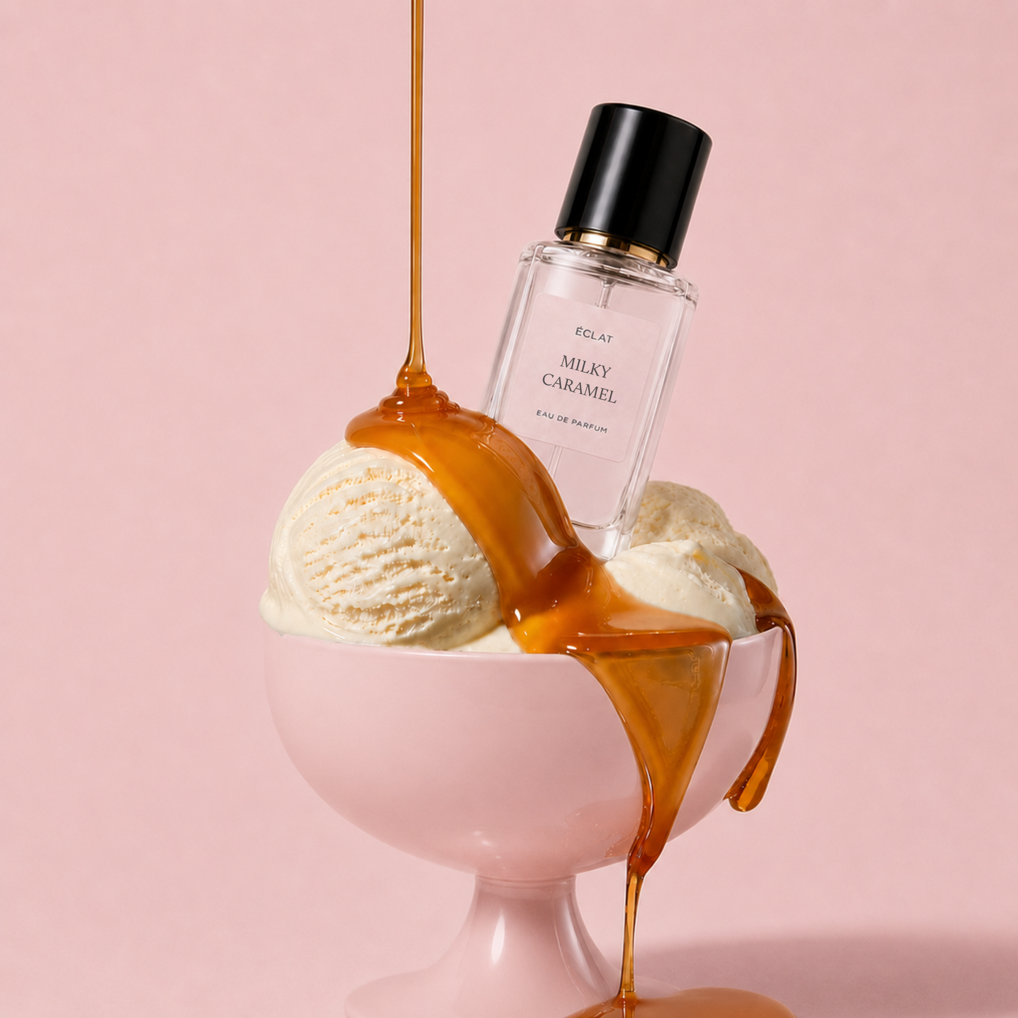 Un flacone di vetro sfaccettato di ÉCLAT Milky Caramel adagiato tra palline di gelato alla vaniglia in un piatto rosa, con caramello fluente.
