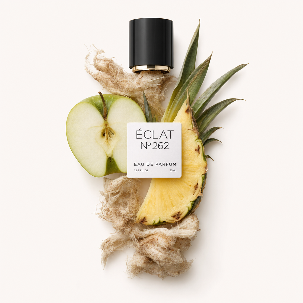 Un arrangiamento di fette di mela e ananas fresche su un letto di materiale fibroso, con il tappo originale ÉCLAT e l'etichetta sopra.