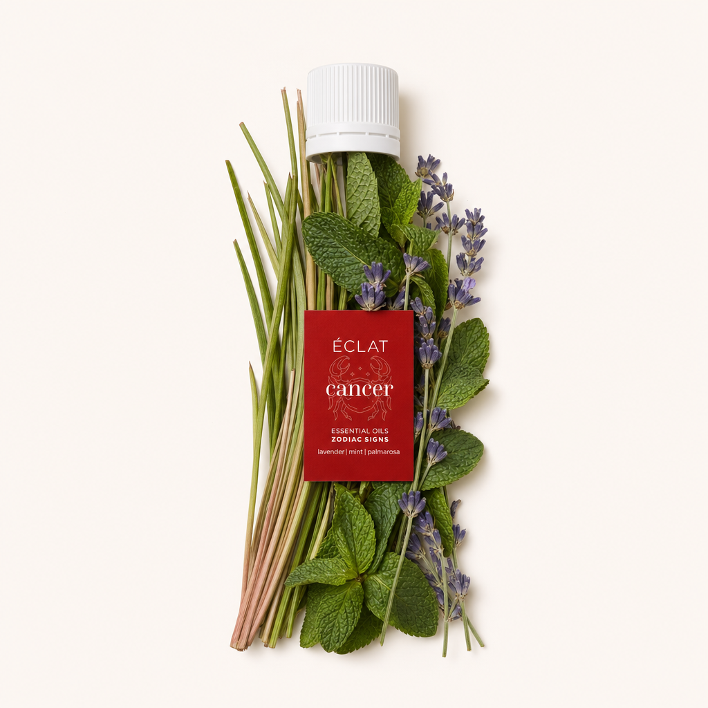 Un arrangiamento di lavanda, menta e citronella circonda un tappo nero con un'etichetta rossa recante il marchio ÉCLAT.