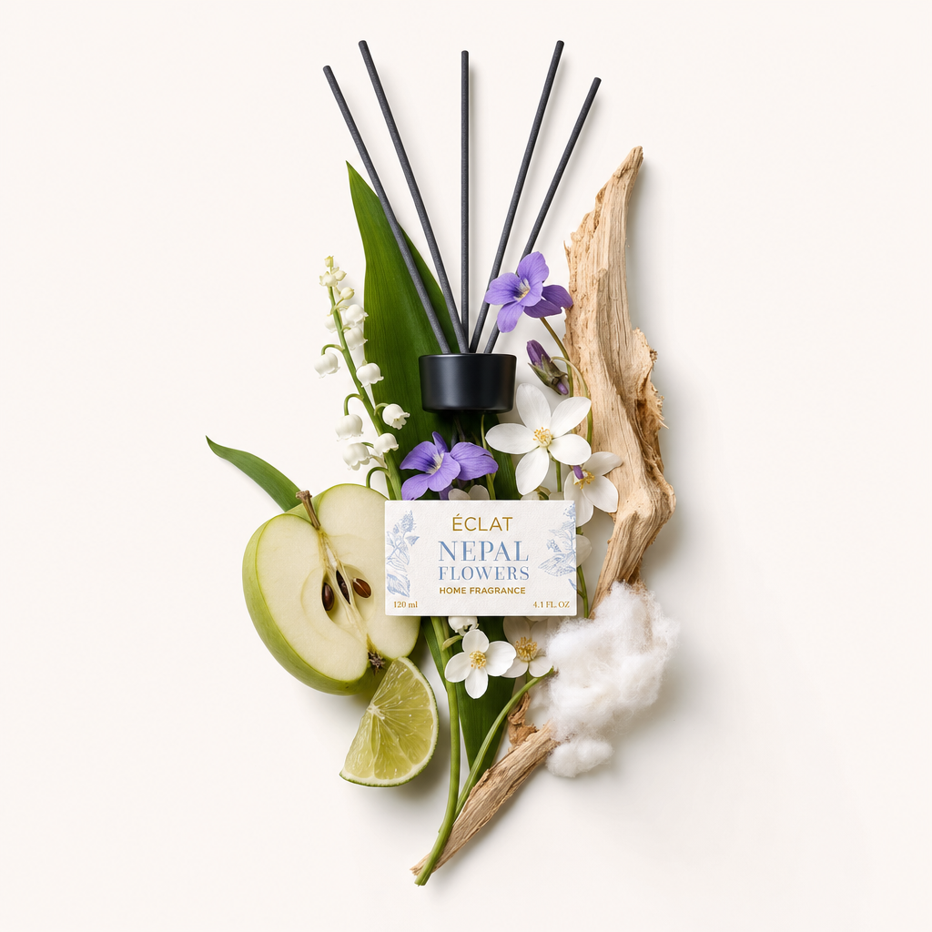 Un arrangiamento di ingredienti della fragranza Nepal Flowers con fette di mela fresca, lime, mughetto, violette e legno, accompagnato da un tappo nero con etichetta.