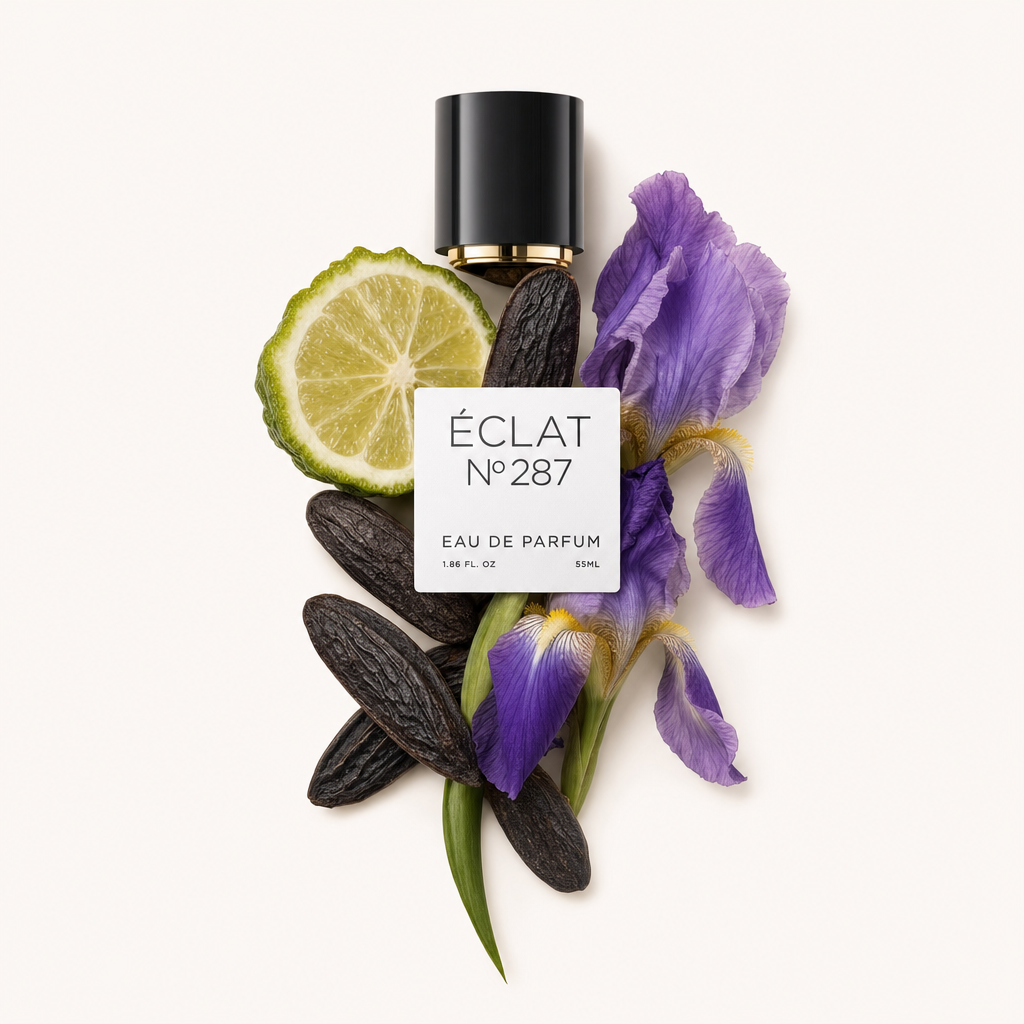 Una composizione di ingredienti di profumo per ÉCLAT Oriental Iris con una fetta di lime, fagioli tonka e fiori di iris viola, con tappo nero ed etichetta.