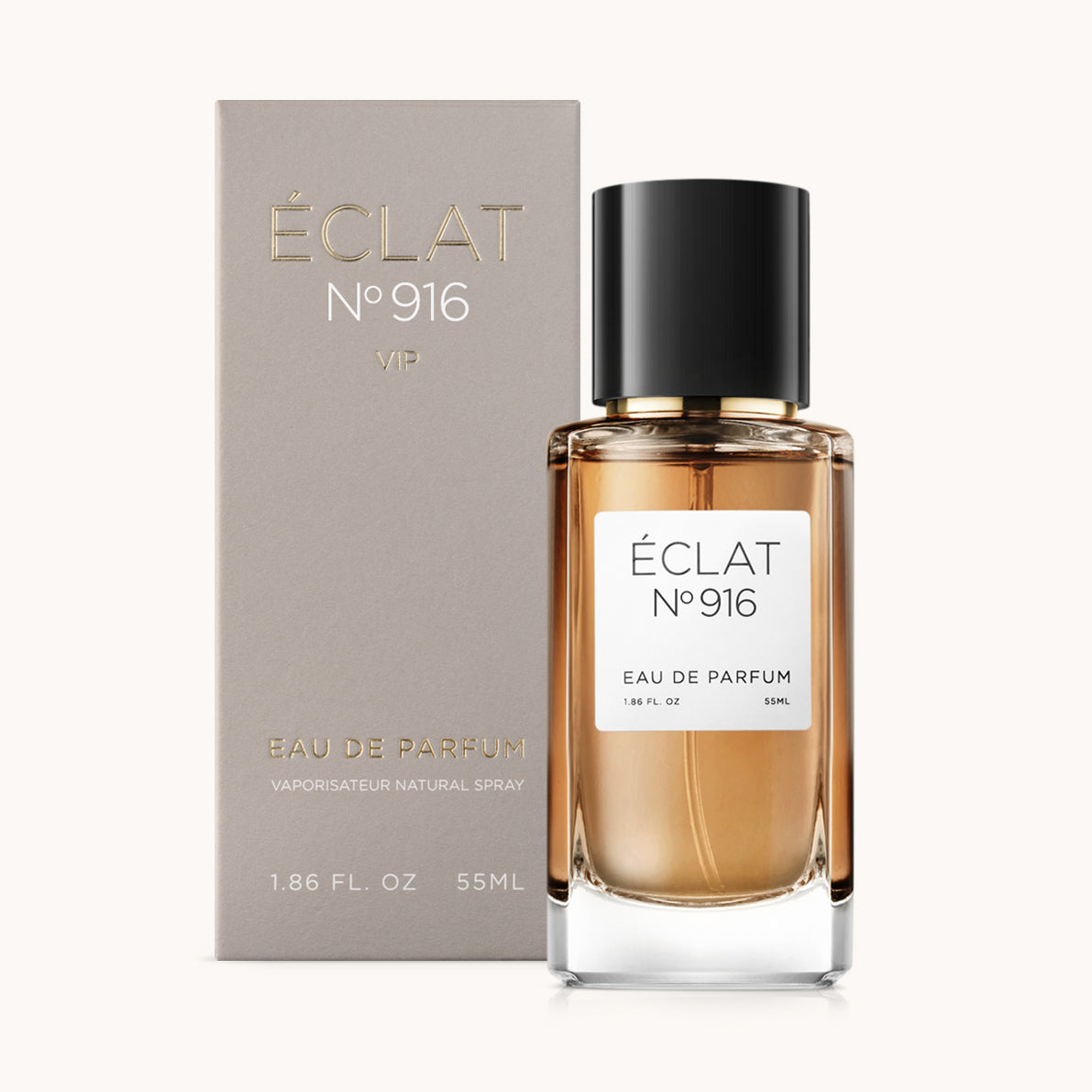 Flacone di profumo ÉCLAT Oud & Tobacco con tonalità marrone dorato e tappo nero, accompagnato da una scatola satinata grigio caldo.