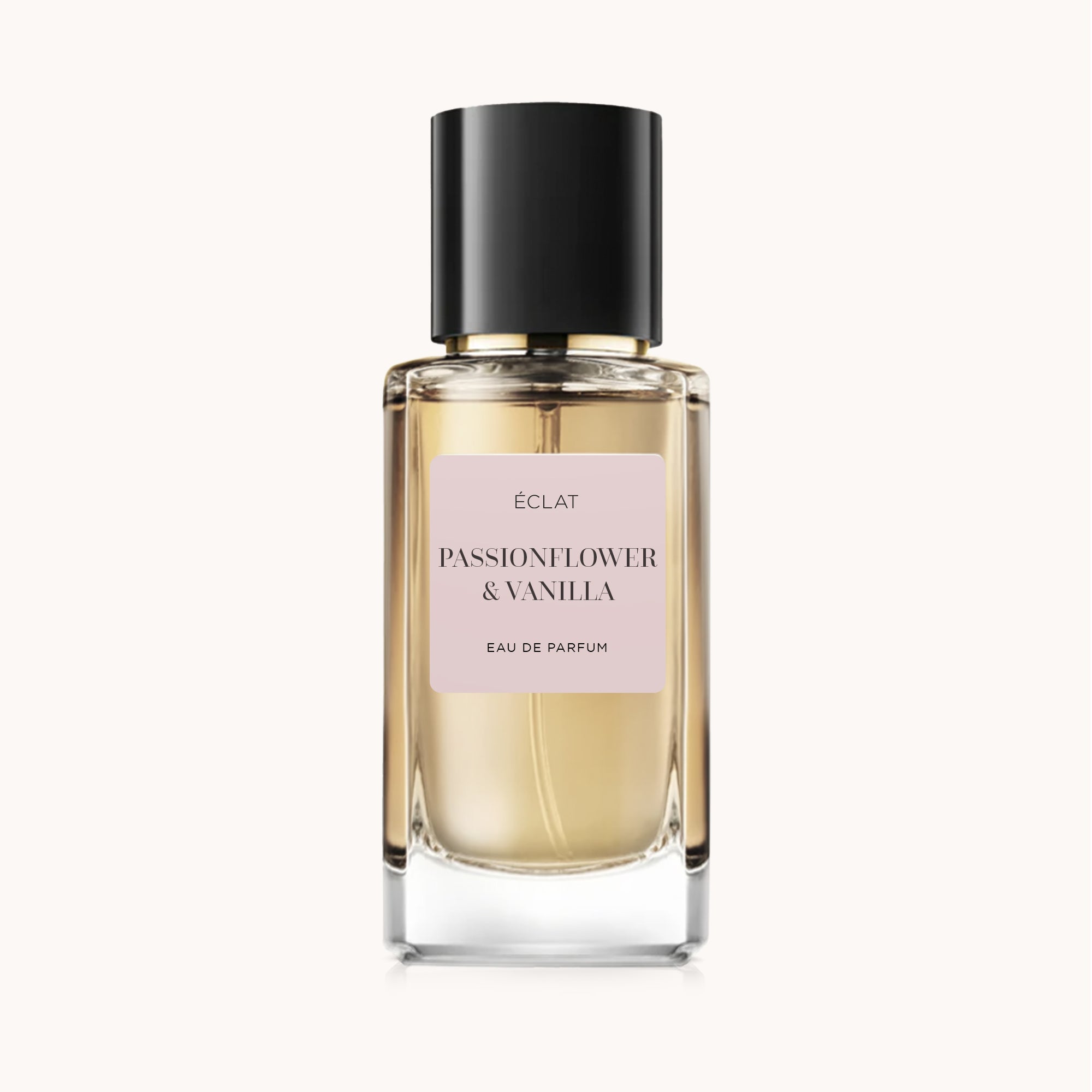 Flacone in vetro sfaccettato di ÉCLAT Passionflower & Vanilla con tappo nero ed etichetta rosa.