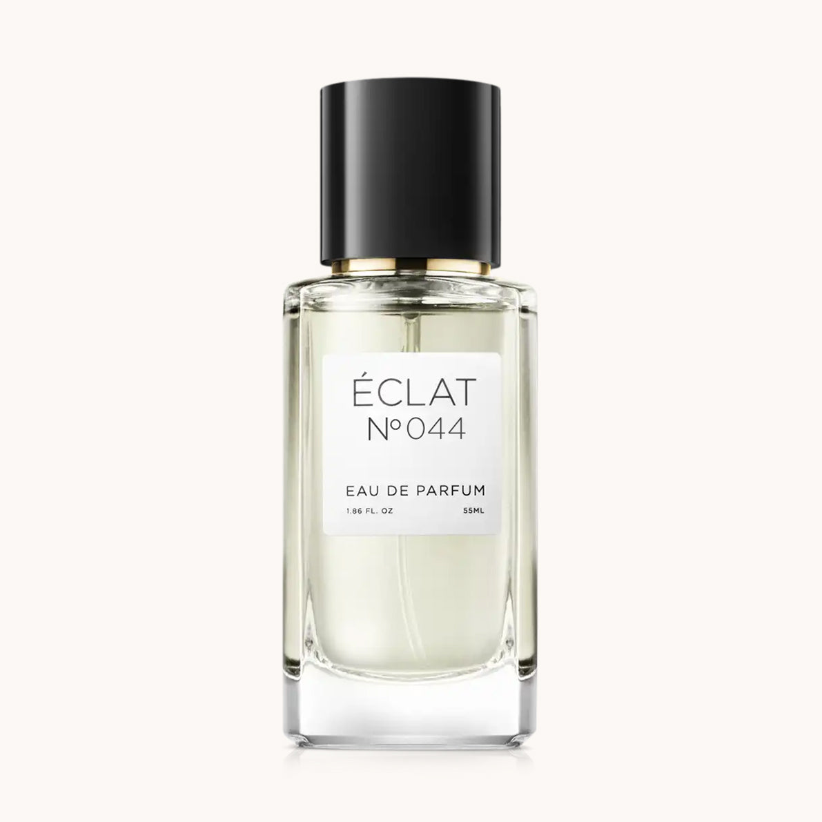 Un flacone in vetro sfaccettato di ÉCLAT VIP - Peach, Tuberose & Vanilla con tappo nero ed etichetta bianca.