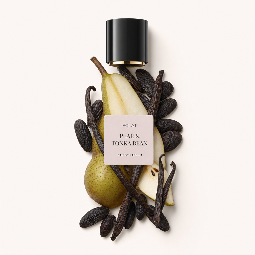 Un arrangiamento di mezze pere e fagioli tonka con un tappo nero con etichetta di ÉCLAT Pear & Tonka Bean.