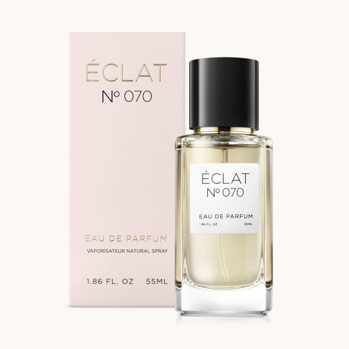 Una bottiglia di vetro sfaccettato di ÉCLAT Peony & Patchouli con tappo nero, accanto a una scatola rosa.