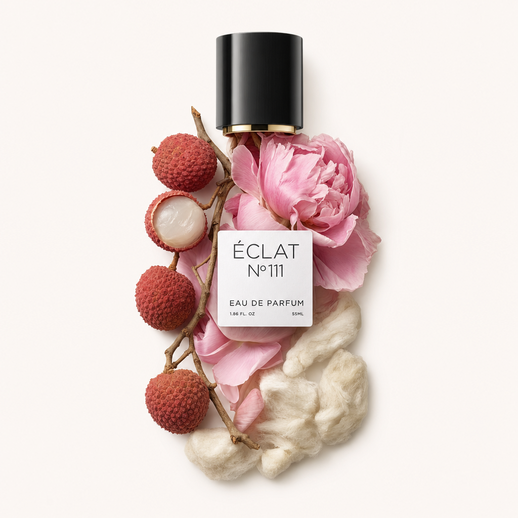 Una composizione di petali di peonia rosa, frutti di lychee interi e aperti, e morbido cotone accanto al tappo nero ÉCLAT con etichetta.