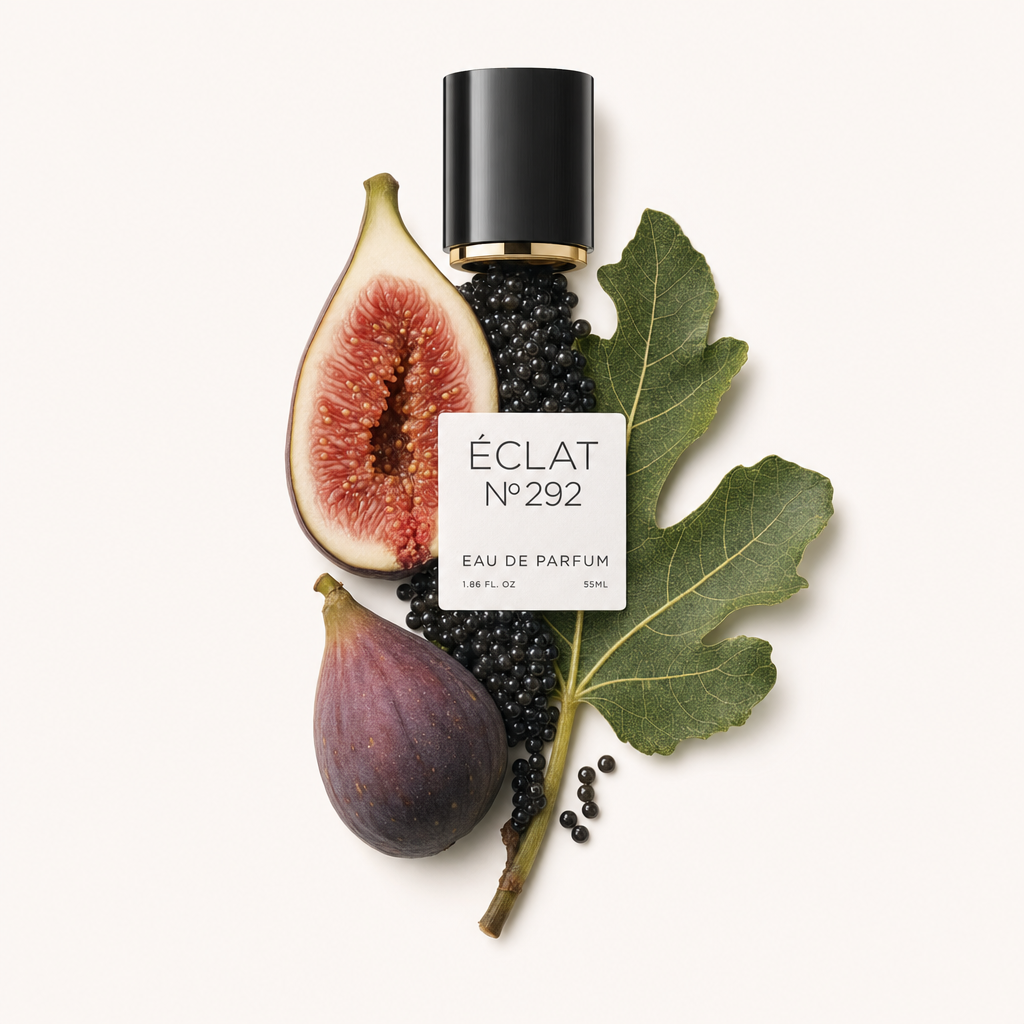 Un rigoglioso arrangiamento di more, fichi e una foglia di fico circonda un tappo nero con etichetta ÉCLAT.