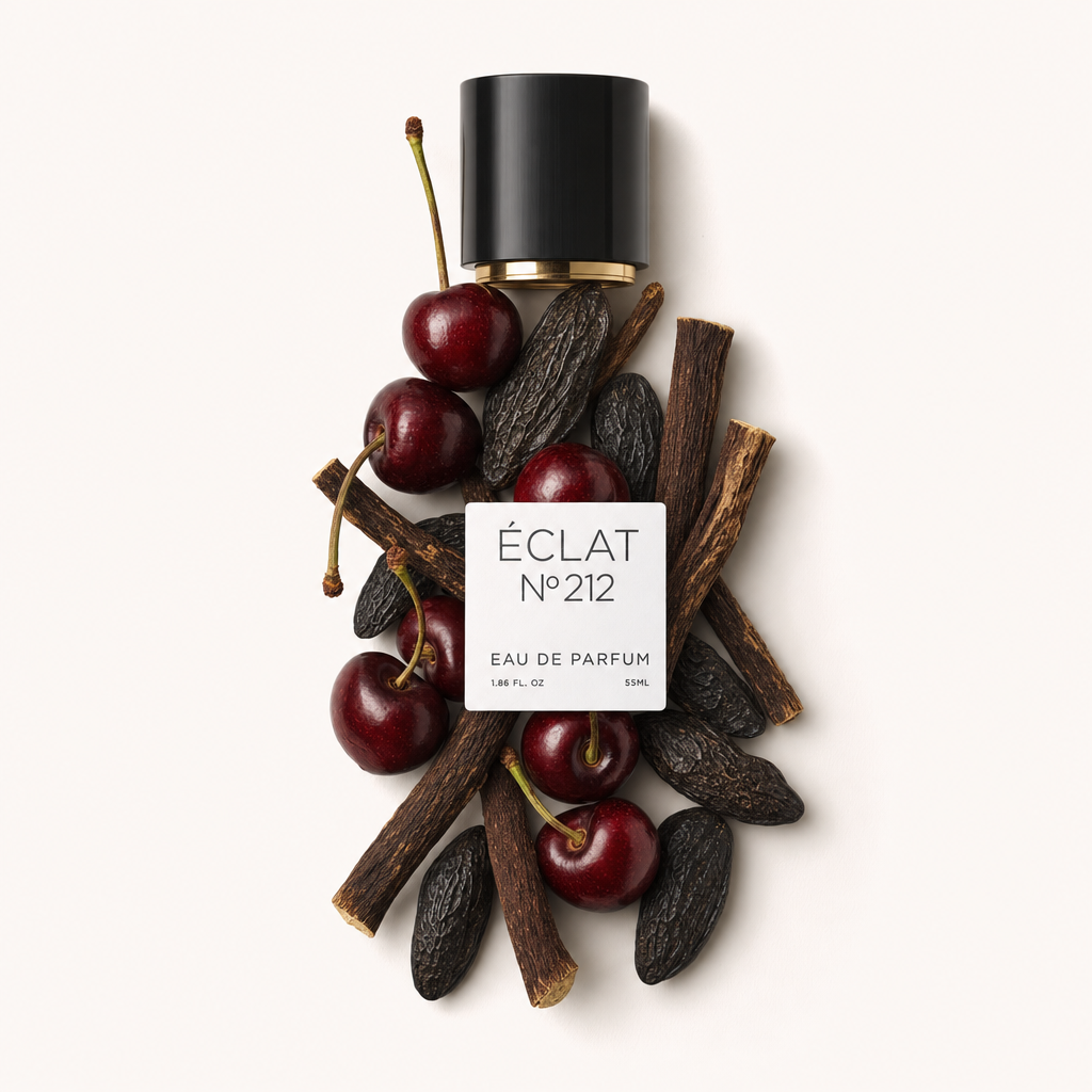 Un arrangiamento di ciliegie fresche e baccelli di vaniglia circonda un tappo nero con accento dorato, caratterizzato dall'etichetta ÉCLAT Rose & Cherry.