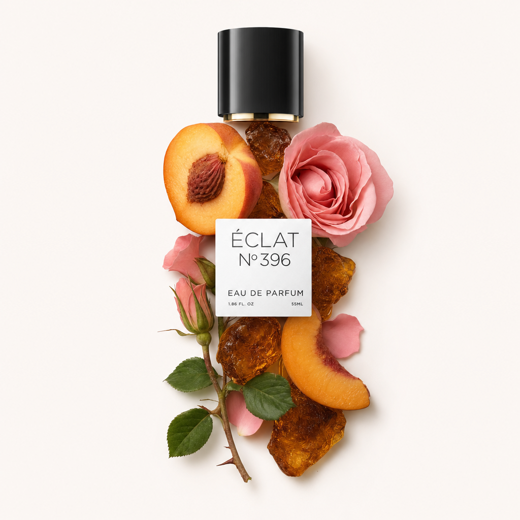 Una composizione con una rosa rosa, fette di pesca e pietre d'ambra intorno a un tappo nero con etichetta ÉCLAT Rose & Peach.