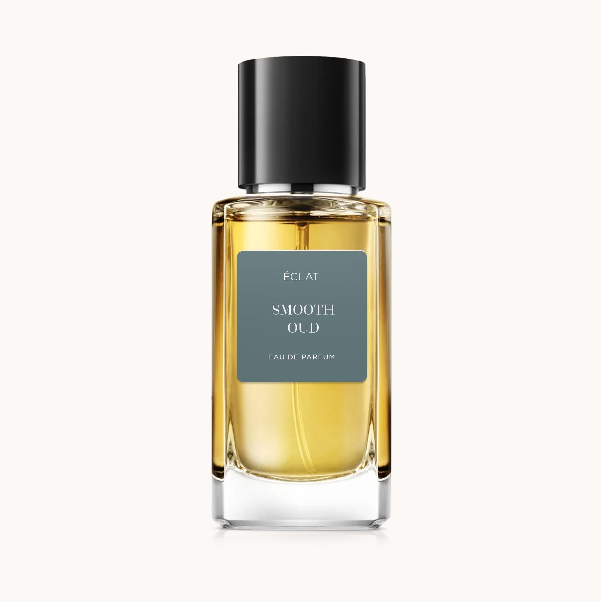 Flacone in vetro sfaccettato di ÉCLAT Smooth Oud con tappo nero lucido e etichetta grigia elegante.