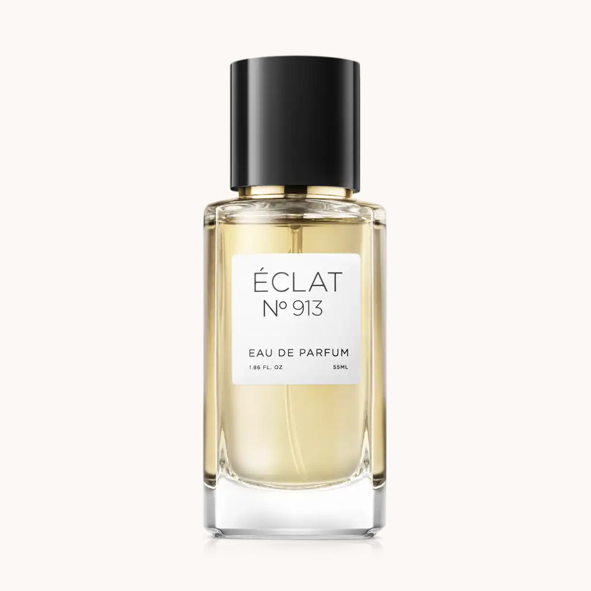 Il profumo ÉCLAT Spicy Caramel è contenuto in un flacone di vetro sfaccettato con tappo nero ed etichetta bianca elegante.