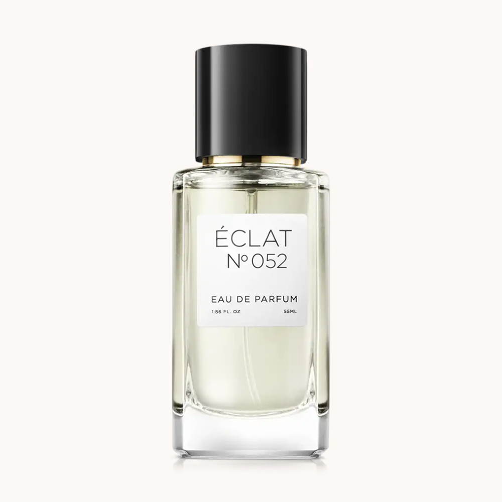 Una bottiglia di vetro sfaccettato ÉCLAT Spicy Milk con tappo nero elegante e etichetta bianca minimalista.
