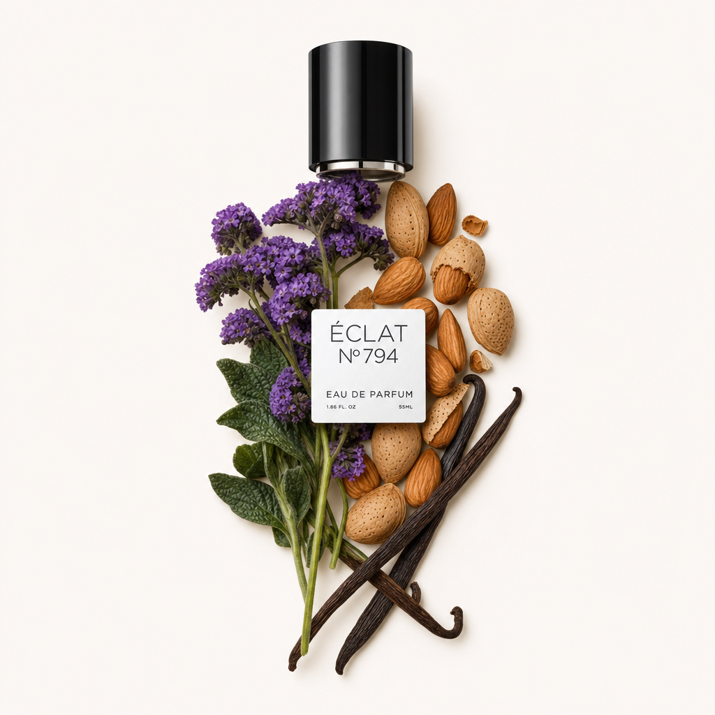 Una composizione di fiori viola, foglie verdi, mandorle intere e sgusciate, e baccelli di vaniglia circonda un tappo nero con etichetta per ÉCLAT Sublime Bitter Almond.