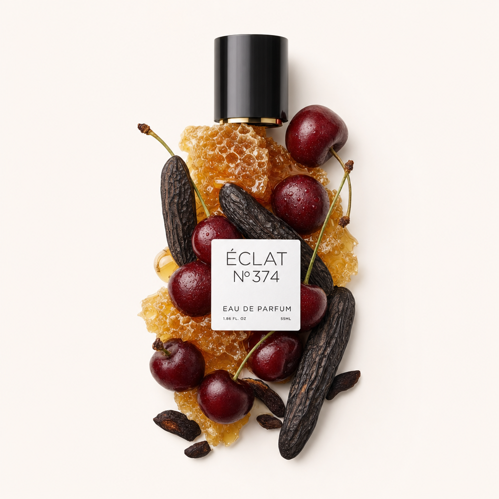 Un armonioso arrangiamento di favo, ciliegie e fagioli tonka circonda un tappo nero con etichetta ÉCLAT Sweet Honey.