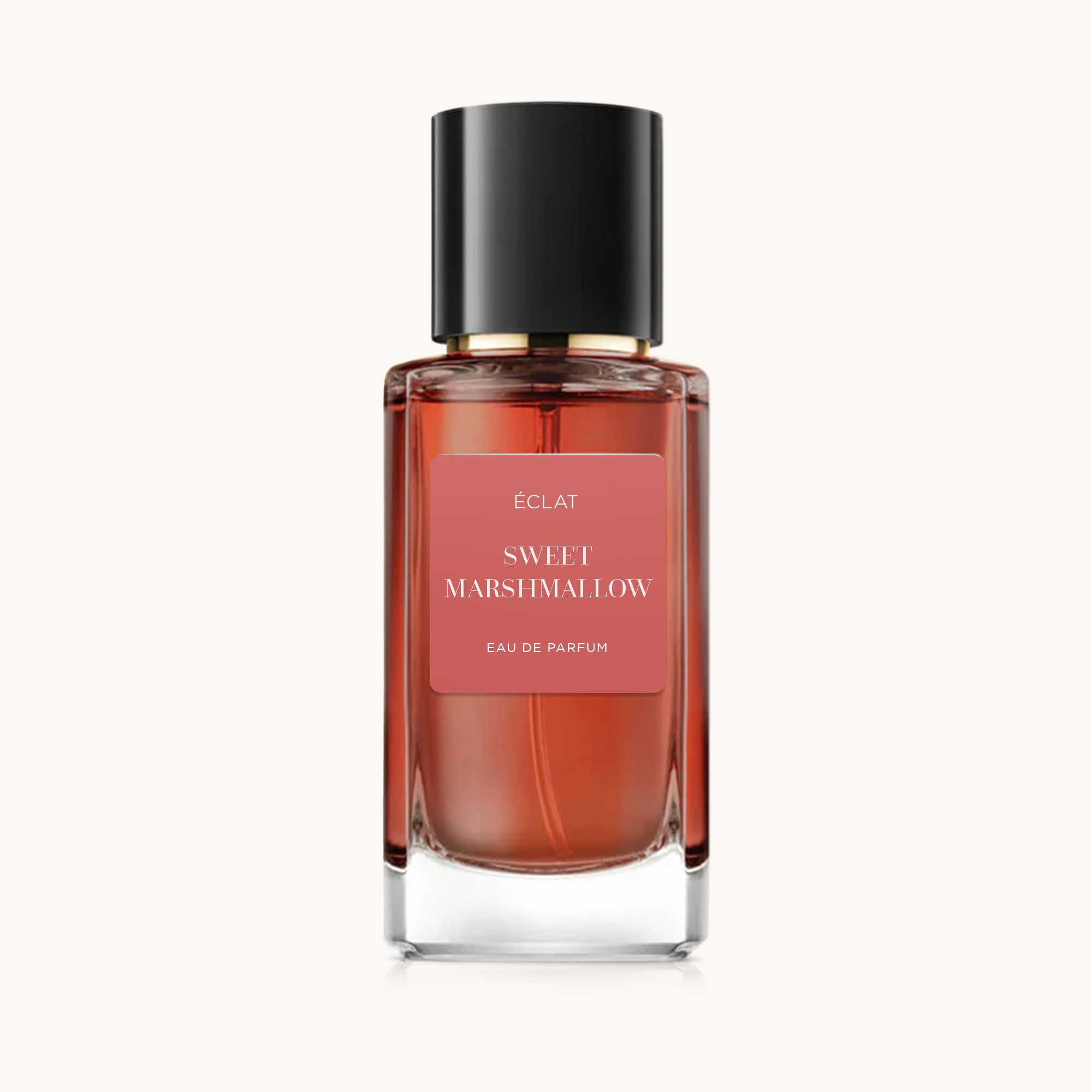 Un flacone in vetro sfaccettato di ÉCLAT Sweet Marshmallow con tappo nero lucido e etichetta rosa tenue.