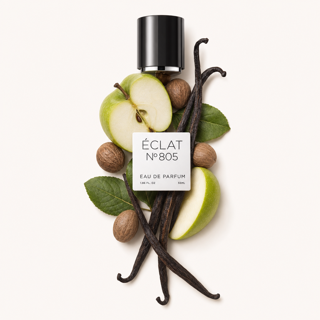 Una composizione di mele verdi affettate, noci moscate intere, baccelli di vaniglia e foglie verdi attorno a un tappo nero con etichetta per ÉCLAT Sweet Nutmeg.