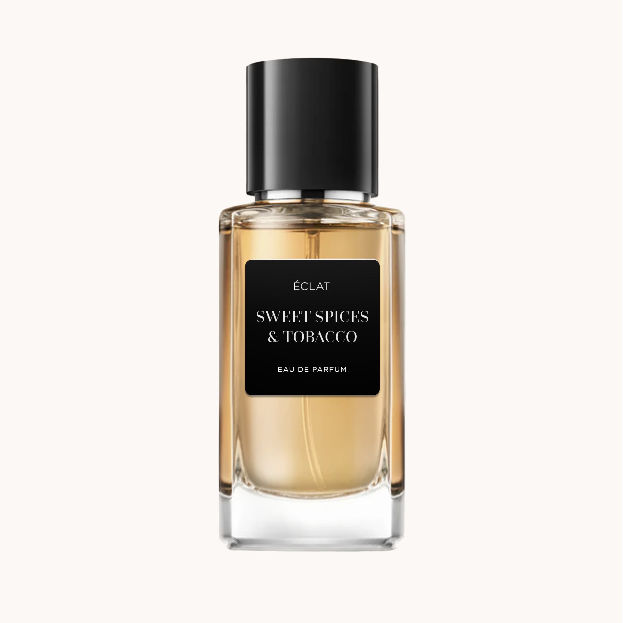 Flacone in vetro sfaccettato di ÉCLAT Sweet Spices & Tobacco con etichetta nera opaca e tappo nero elegante.