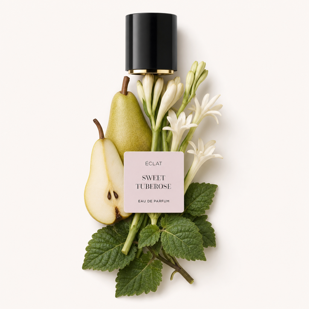 Un arrangiamento di fiori di tuberosa bianchi, pere verdi e foglie di menta fresca con il tappo nero originale ÉCLAT con etichetta.
