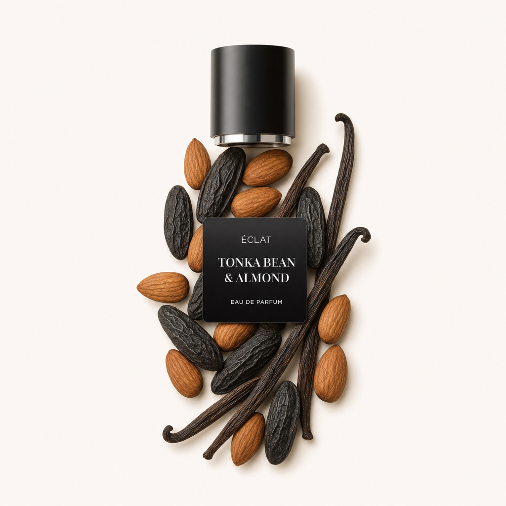 Un arrangiamento di fave tonka, mandorle e baccelli di vaniglia circonda un tappo nero con etichetta per ÉCLAT Tonka Bean & Almond.
