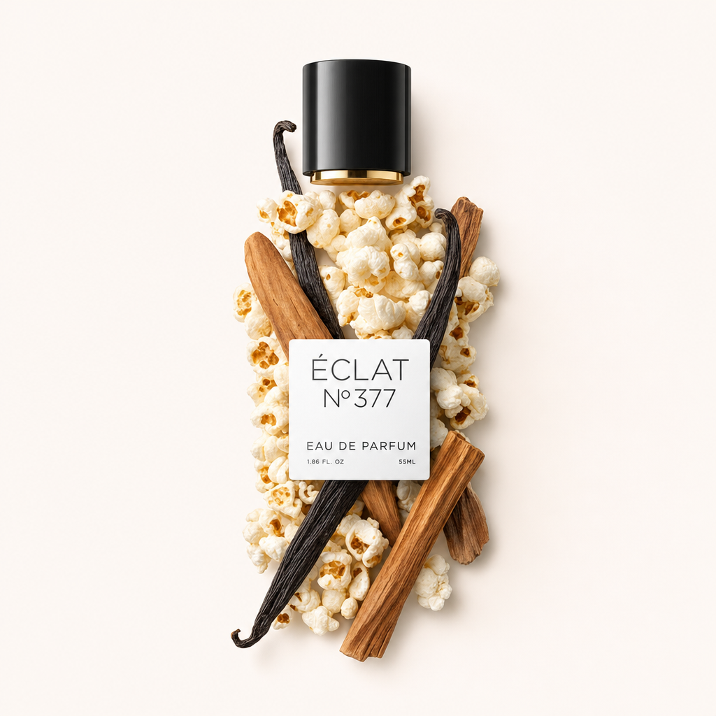 Un arrangiamento di popcorn, baccelli di vaniglia e bastoncini di cannella intorno al tappo nero di ÉCLAT Vanilla & Popcorn con etichetta.