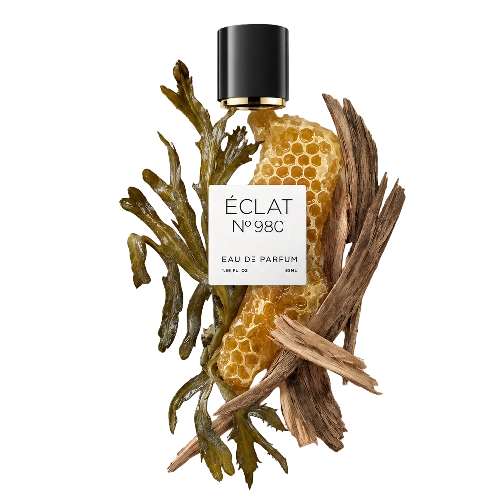 Un arrangiamento di ingredienti naturali tra cui favo, alghe e legno, con un tappo nero con l'etichetta ÉCLAT sopra.