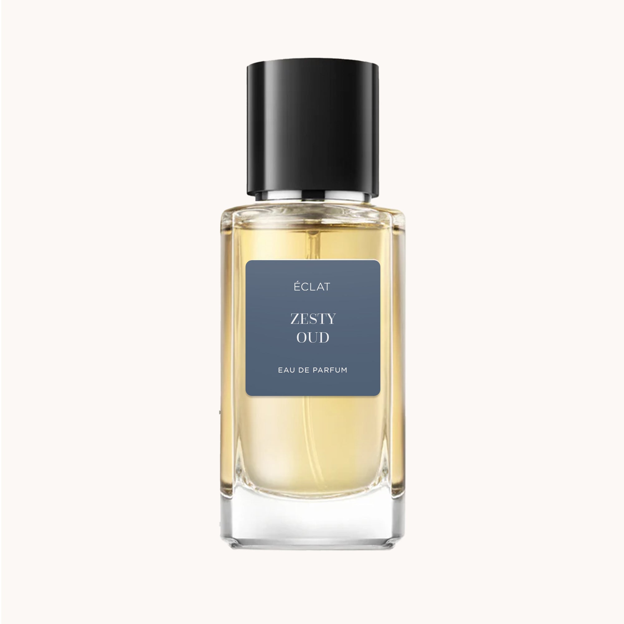 Flacone in vetro sfaccettato di ÉCLAT Zesty Oud con tappo nero ed etichetta scura.
